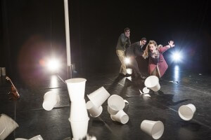 Le spectacle Al Cubo de la compagnie Betti Combo à La Grainerie, Balma, Toulouse, mars 2015. Avec Ilaria Senter, Fabrizio Rosselli et Francesco Caspani.